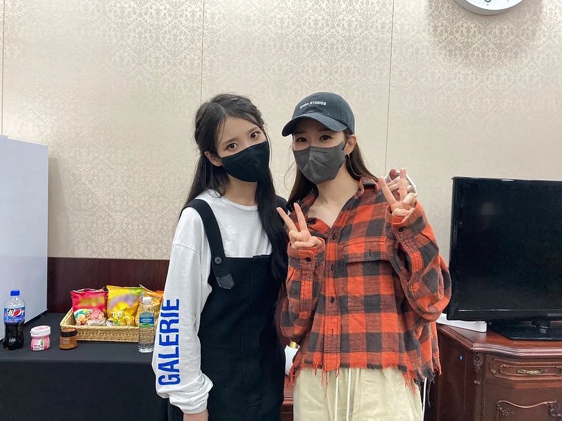 DearNameJA's tweet photo. Finally this Bff shared the picture together 💙 #IUinna 

#The_Golden_Hour_Day2 https://t.co/R3jQ0fUc3R