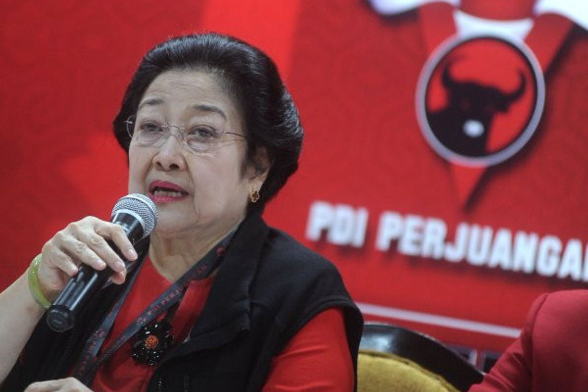 SeruniPuspaAlam's tweet photo. Kemenangan PDIP dalam dua kali Pemilu terakhir bukan sepenuhnya karena kekuatan kadernya, tapi sumbangsih dari masa mengambang yang bersimpati dan merasa aspirasinya akan diakomodasi.

"Partai wong cilik kok jadi bergaya feodal?
Jangan kebanyakan gaya deh.
Ntar nyungsep!"

🤣🤣🤣 https://t.co/sXZY6lGP9m