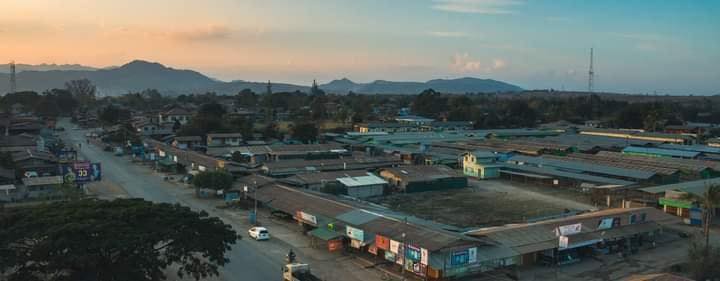 မိုးဗြဲမြို့ပေါ် သို့ စစ်ကောင်စီတပ်မှ လက်နက်ကြီးများဖြင့်ပစ်ခတ် ဝင်ရောက်တပ်စွဲပြီး စစ်ရေးတင်းမာနေ
=================

facebook.com/MizzimaDaily/p…

#mizzima
#မိုးဗြဲမြို့
#ကရင်နီတပ်မတော်
#စစ်ကောင်စီ
#ကတ်သလစ်ဘုရားကျောင်း