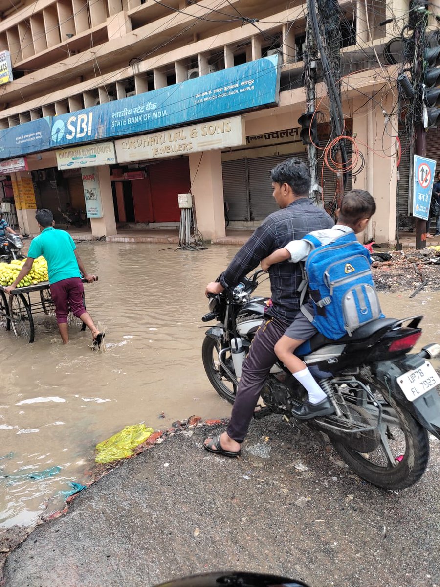 MohtaPraveenn's tweet image. स्मार्ट सिटी कानपुर का बिरहाना रोड/फूलबाग #Kanpur #CivicProblems @NBTLucknow