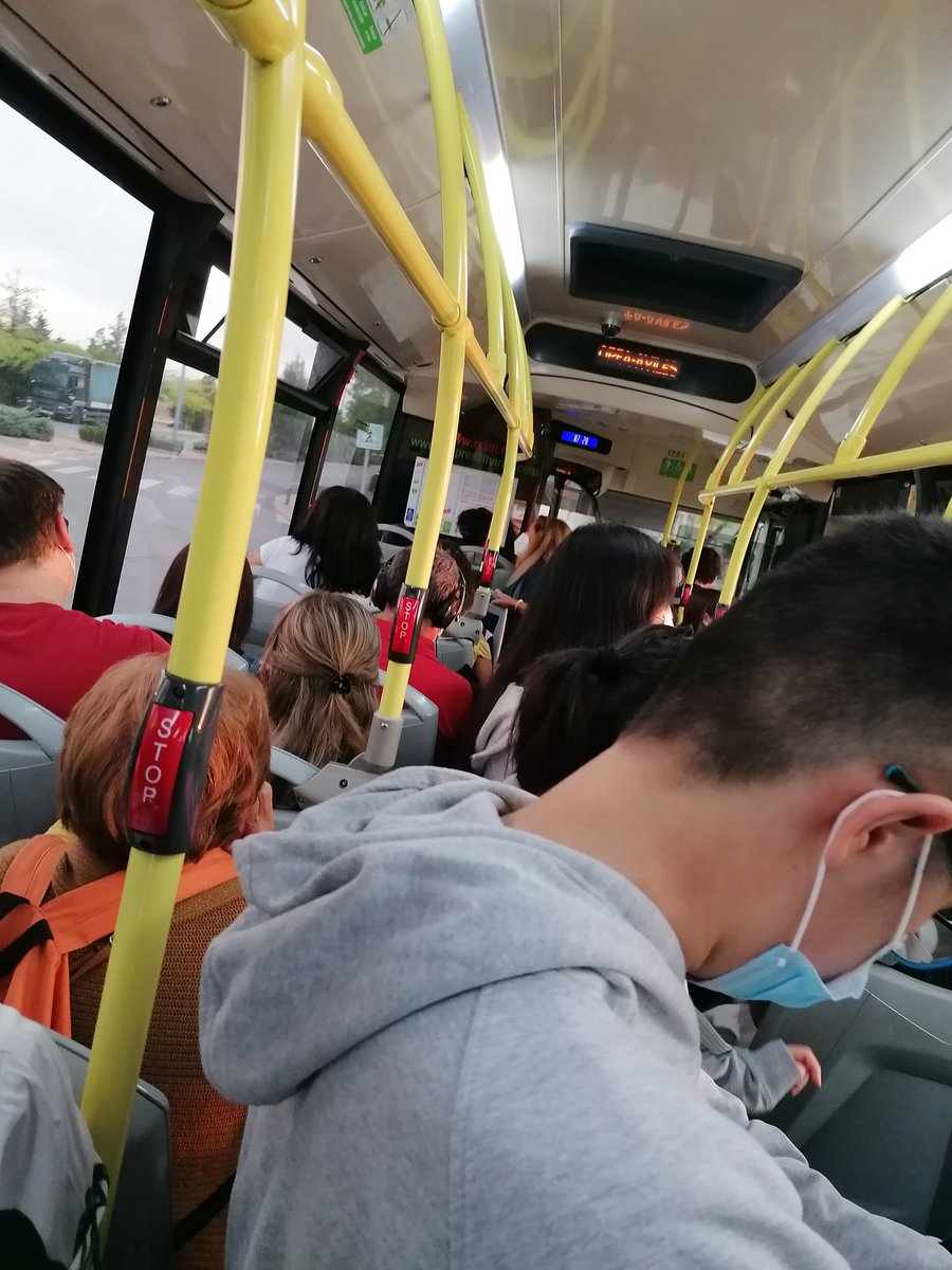 pablingrado's tweet photo. La situación por las mañanas de la línea 495 de buses en inadmisible; un autobús que nunca llega a la hora y que llega sin asientos libres.

Somos más de 20 personas de pie, bloqueamos el paso dentro y nos ponemos en peligro (pues en un frenazo no estamos seguros)

@anamillanpp https://t.co/27JwuCrO45