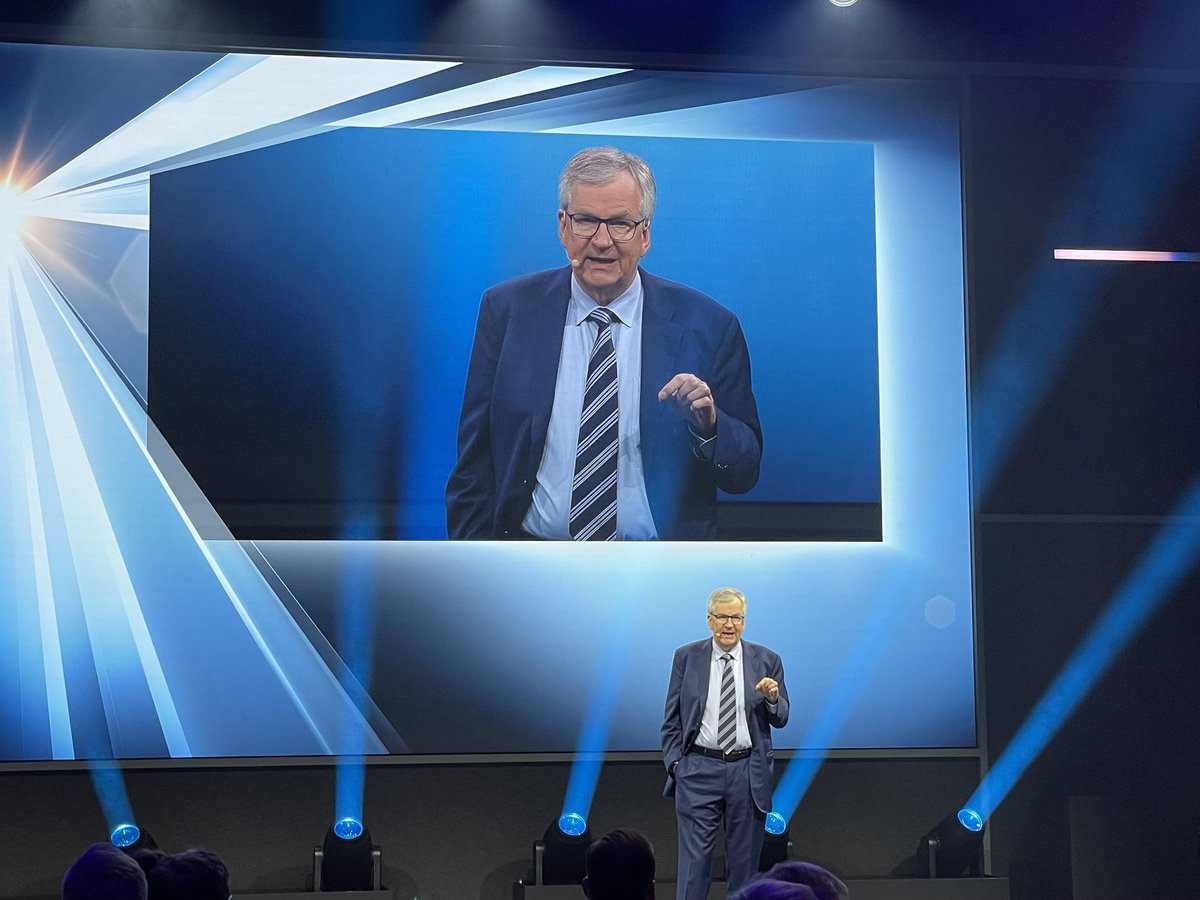 Daimler Truck CEO Martin Daum said during #IAA that his company will build its green strategy around electric and fuel cell technology.  He says natural gas is not in the plans, as it is fossil-fuel based.