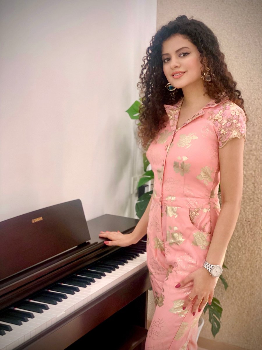 palakmuchhal3's tweet photo. Embracing the new blessings! ♥️ #HouseWarming https://t.co/rcgZc0D61S