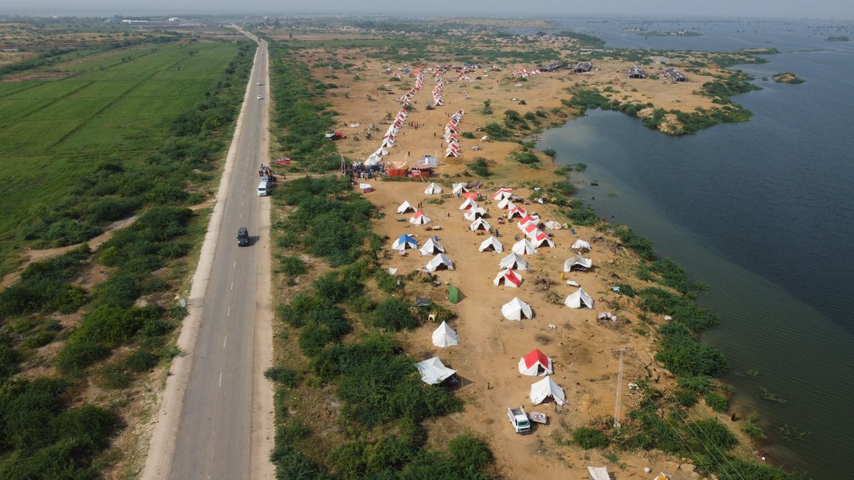 AlkhidmatOrg's tweet photo. 📍 Thatta, Sindh
Drone footage view of #Alkhidmat Tent City set up for hundreds of flood-hit displaced people in #Thatta. In the Tent City, constant supply of cooked-food, clean water &amp; dry ration is being ensured by #AlkhidmatVolunteers
#alkhidmatfloodrelief https://t.co/AOEoemewYu
