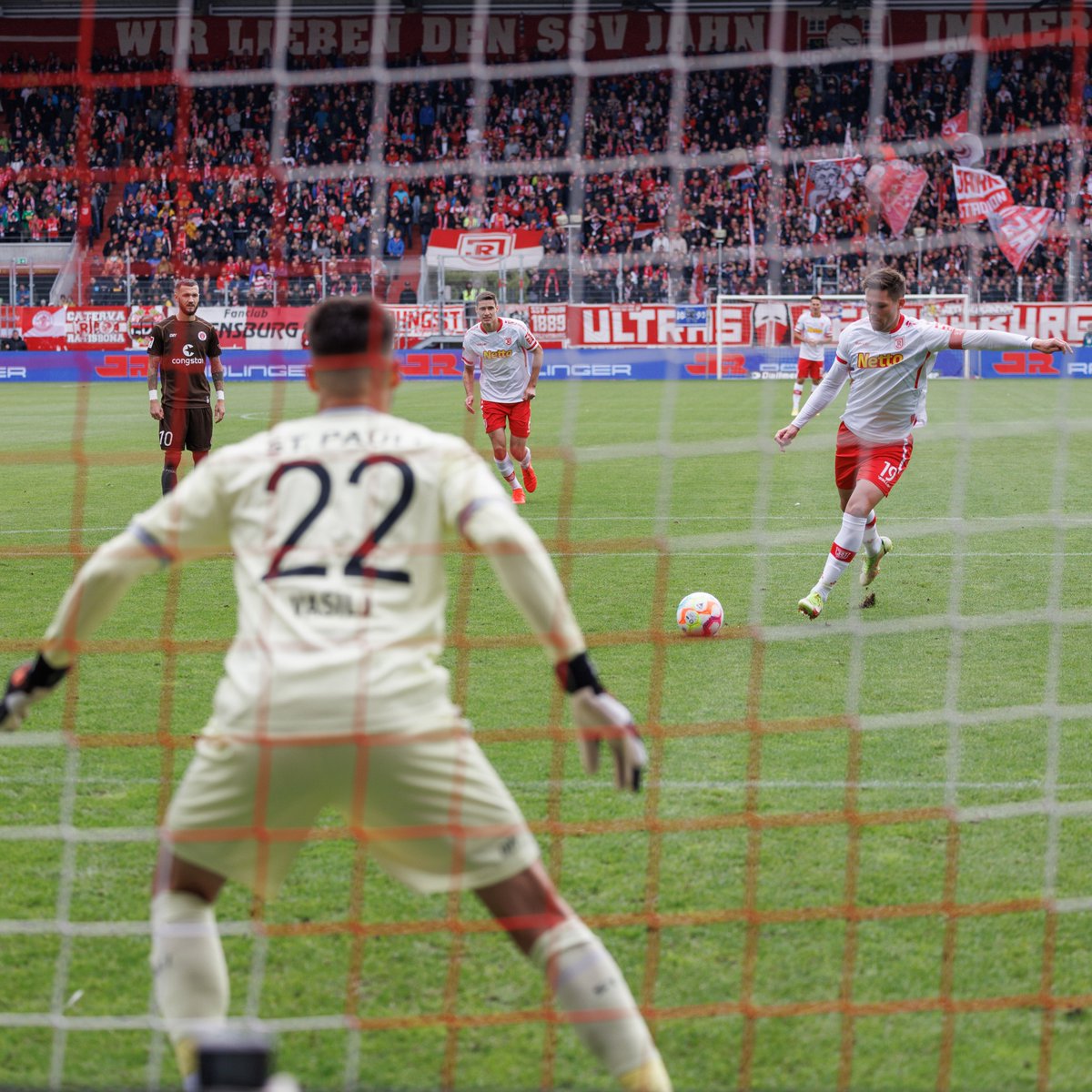 Gestern hat er seinen ersten Doppelpack in Deutschland geschnürt und ist damit nun alleiniger Rekordtorschütze des SSV Jahn Regensburg in der 2. Liga 🔥⚽️🔥⚽️🔥

⚪🔴 Til lykke, Andreas "Hunter" Albers 🇩🇰

📸Janne &amp; Köglmeier