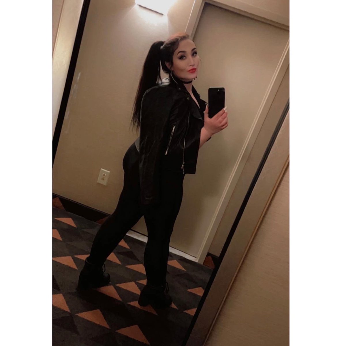 cassidymoonxx's tweet photo. 𝕔𝕠𝕠𝕝𝕖𝕣 𝕥𝕙𝕒𝕟 𝕥𝕙𝕖 𝕠𝕥𝕙𝕖𝕣𝕤𝕚𝕕𝕖 𝕠𝕗 𝕥𝕙𝕖 𝕡𝕚𝕝𝕝𝕠𝕨 🌬💋
#greaserstyle
#leatherjacket
#redlipstick
#allblackeverything
#septemberweather
#hotelshenanigans
#cassidymoonxx https://t.co/3pk7VUnkbu