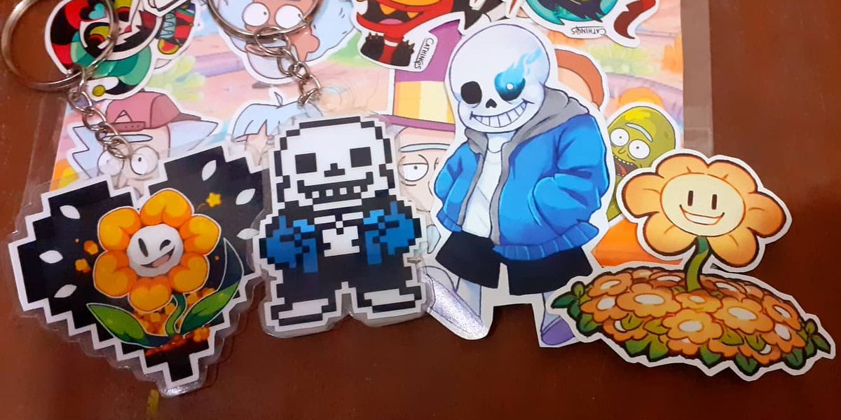 Hello buddies, sorry I haven't being so active, im dealing w real life shit but HEY LOOK WHO I GOT AT A CON #undertale