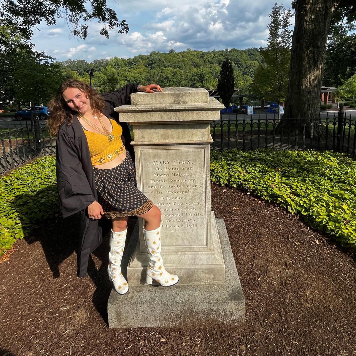 alexyaskye's tweet photo. Paying our respects to Miss Lyon’s grave🫡 https://t.co/YXHJYse3Kw