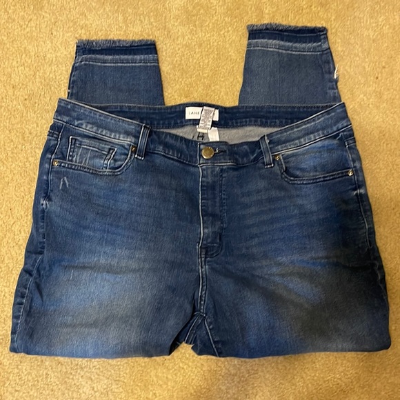 JesHallissey's tweet photo. So good I had to share! Check out all the items I'm loving on @Poshmarkapp #poshmark #fashion #style #shopmycloset #zara #lanebryant #guess: https://t.co/h6aw2ExIEL https://t.co/EaVKv8Opof