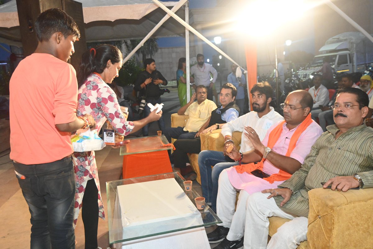 employonomics's tweet photo. Birthday is not when we take birth, but live the purpose of our life. Last year I started @missionvns &amp; @BeggarsCorp. This year I launched #LuckKnow Startup School. Searched &amp; promoted a lady tea-seller who became instant hit. 
Pray God to make me His medium to bright up lives. https://t.co/eRJRj4PQjF