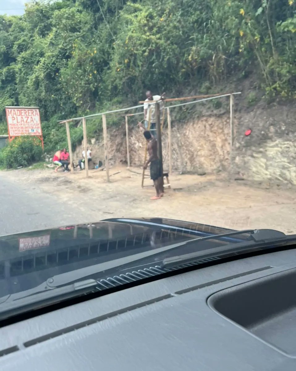 jennjime3493's tweet photo. Repost RCamachoVzla / Denuncian q hoy volvieron a armar la estructura y siguen con la construcción ilegal e invasión en la carretera Petare Santa Lucía a pesar de q la @PolisucreOficia y la alcaldía de Sucre lo habían impedido https://t.co/OrejLspjTS