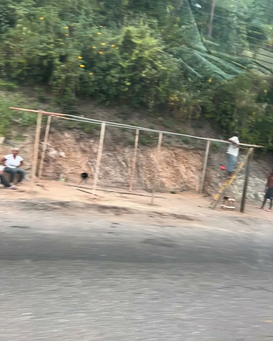 jennjime3493's tweet photo. Repost RCamachoVzla / Denuncian q hoy volvieron a armar la estructura y siguen con la construcción ilegal e invasión en la carretera Petare Santa Lucía a pesar de q la @PolisucreOficia y la alcaldía de Sucre lo habían impedido https://t.co/OrejLspjTS