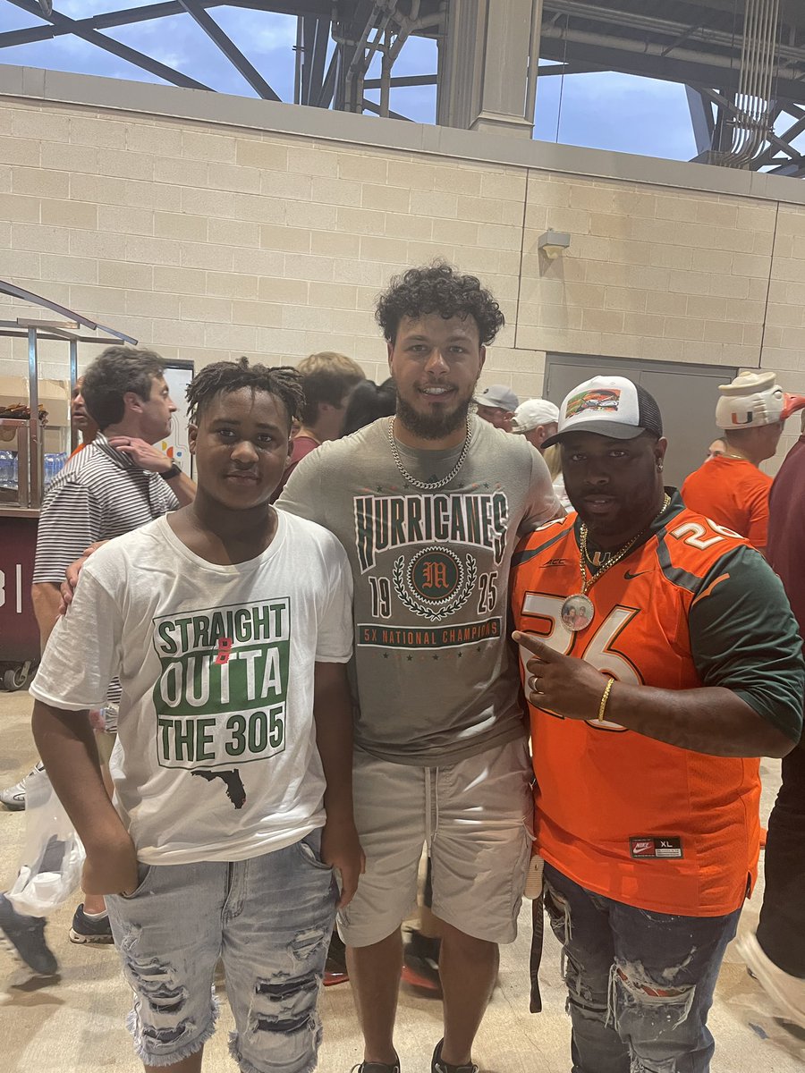 Datdudefresh19's tweet photo. @MiamiMillsClub Thanks for taking the pic with me n my Son… I hope we get up and network and I do some custom shoes for you… you a cool dude… https://t.co/V7hkXG6ahS