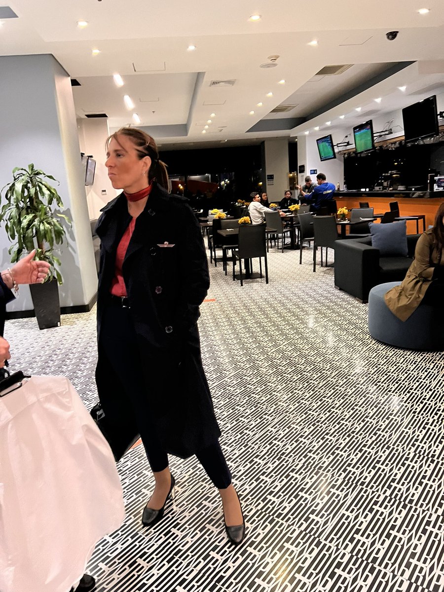 natylopezduque's tweet photo. @LATAM_CO @LATAMAirlines mientras estábamos en una fila de hotel en bogota, esta señora que estaba haciendo check-out fue súper grosera cuando preguntamos que si una tarjeta que estaba sola en el counter era de alguno de ellos. Increíble que sus empleados sean tan groseros! https://t.co/1UUt3dGWl2
