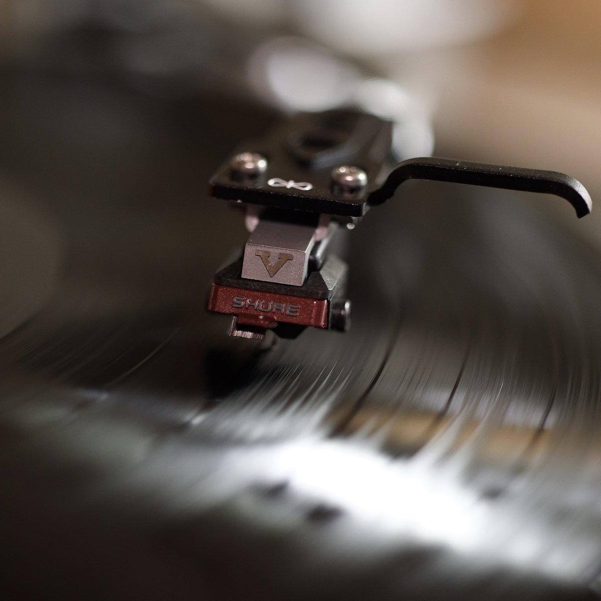 juni7952's tweet photo. 父の遺したカートリッジ
12年ぶりに復活

Shure V15 typeⅤ
David BowieのHunky Doryで

Canon EOS R
Carl Zeiss Makro-Planar T* 2/50
#eosr #macro #shure #v15type5 
#tokyocameraclub #東京カメラ部
#レコード #vinyl 
#マクロ #ボケフォト #キリトリセカイ https://t.co/1YKCI8mDq0