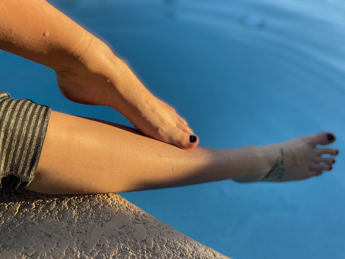 Nickiilyynn's tweet photo. i like my feet i think they are cute 🥰 anyone else thinks the same? Follow and Share me thank you😘 #barefeets #longnails #poolside #sexyfeetpics https://t.co/ERNXBQ9ja3