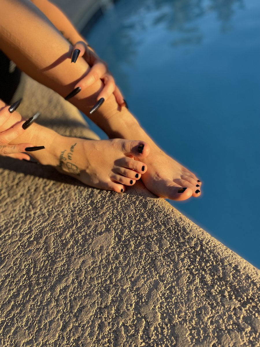 Nickiilyynn's tweet photo. i like my feet i think they are cute 🥰 anyone else thinks the same? Follow and Share me thank you😘 #barefeets #longnails #poolside #sexyfeetpics https://t.co/ERNXBQ9ja3