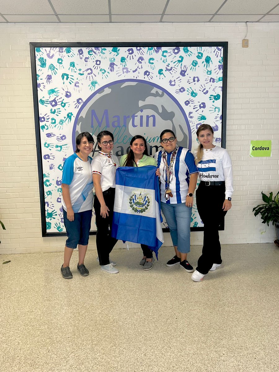 Centroamérica celebrating their independence at MMa 🇭🇳🇬🇹🇸🇻 <a href="/miss_cartagena/">Ms. Cartagena</a> <a href="/KathGH03/">Katherine Gonzales</a> <a href="/KarlaV1721/">Karla Villatoro</a> <a href="/lolly_mendez/">Lolly Mendez</a>