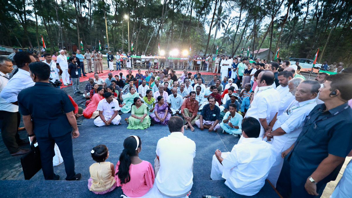 bharatjodo's tweet photo. Break of the dawn &amp; a meeting by the sea!

@RahulGandhi met with fisherfolk at Vadackal beach in Alappuzha &amp; discussed the various challenges they face- like fuel costs, lack of social welfare &amp; pensions, reduced subsidies &amp; inadequate educational opportunities.

#BharatJodoYatra https://t.co/qtUNWuXy4N