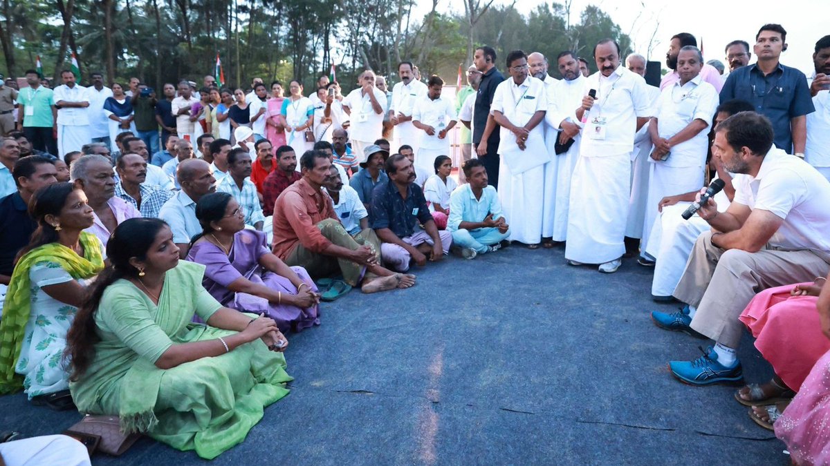 bharatjodo's tweet photo. Break of the dawn &amp; a meeting by the sea!

@RahulGandhi met with fisherfolk at Vadackal beach in Alappuzha &amp; discussed the various challenges they face- like fuel costs, lack of social welfare &amp; pensions, reduced subsidies &amp; inadequate educational opportunities.

#BharatJodoYatra https://t.co/qtUNWuXy4N
