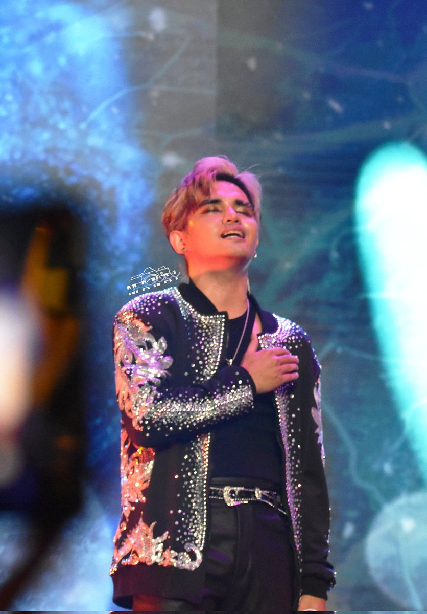 LehcaesPablo's tweet photo. im not a lowkey hotdog! but whenever its ur part na to sing,im not shouting, as in super tahimik ko.kc gus2 q mrinig ang boses mo clearly, kung pano mo kantahin ang bawat liriko ng mga ginawa mong kanta!mesmerized ako!napaka passionate mo. 

#SB19_PABLO @imszmc
@SB19Official https://t.co/ZW6ndmybG2