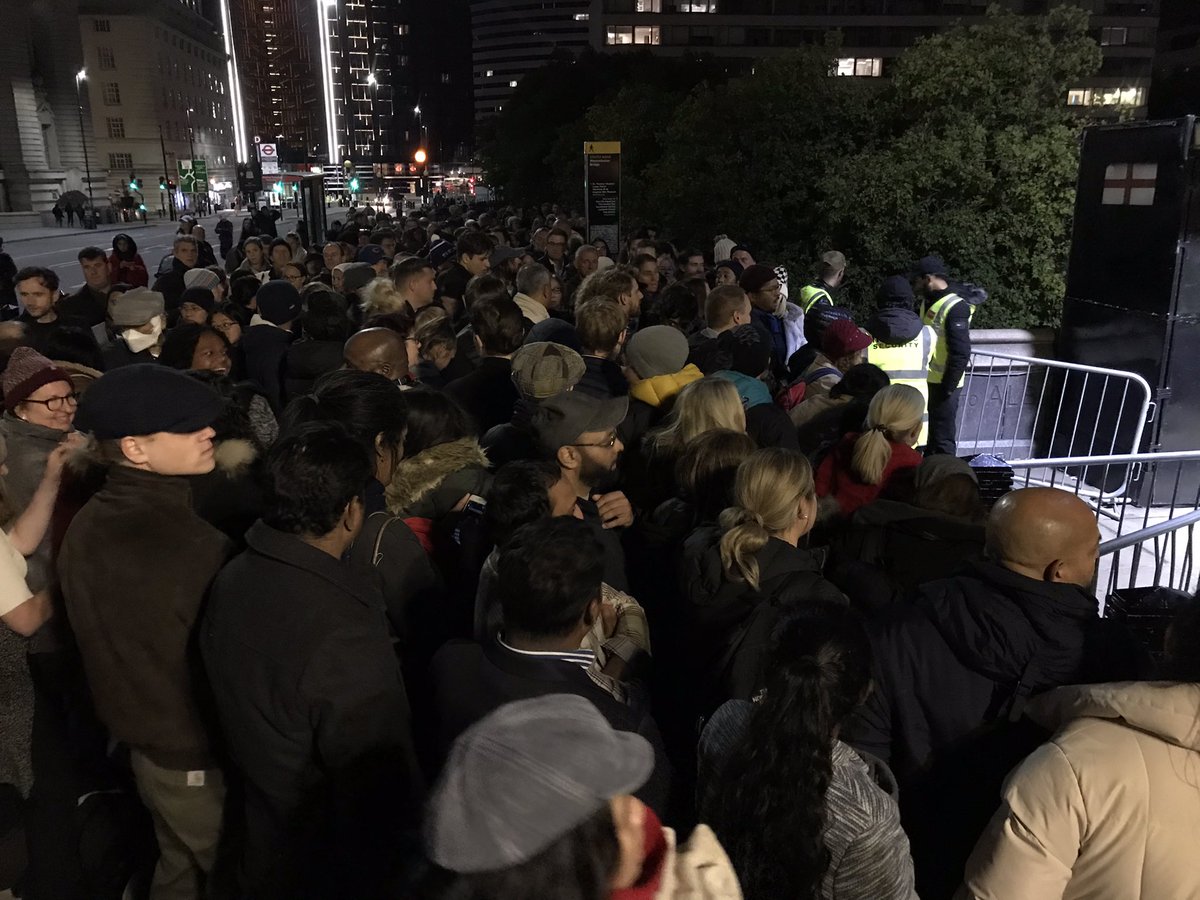 mayjamesuk's tweet photo. “Is not 6:30 yet” Helen Williams, 46. Didn’t receive a waistband at tower bridge but decided to carry on, hoping she would be allowed to get in. Around 500 people without waistbands are still waiting outside the entrance of  Westminster bridge
#layinginstate https://t.co/RZv6WhcGM2