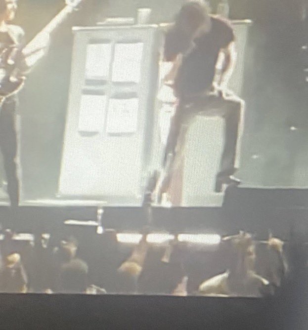 tarnishedwayne's tweet photo. THOSE ARE IN FACT HEELS GERARD HAS ON https://t.co/c5Qc4UCoGt