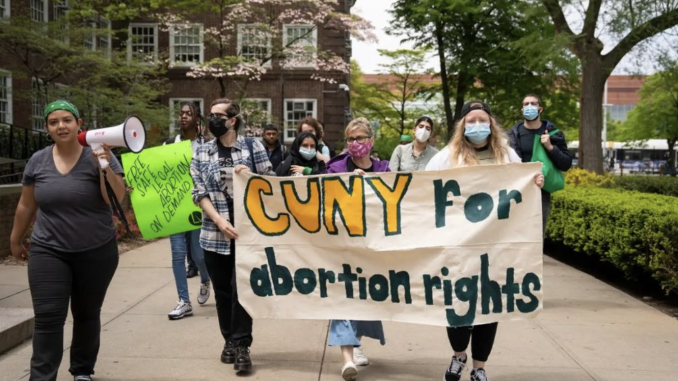 DatelineCuny's tweet photo. As part of their ongoing fight for reproductive rights, activists from @CUNY4AR are holding meetings, organizing demonstrations and demanding that @CUNY take action. Serin Sarsour reports for the @thebcvanguard.

https://t.co/xkOW9KO40k

#AbortionRights #ReproductiveRights https://t.co/GwTMlxrEj8
