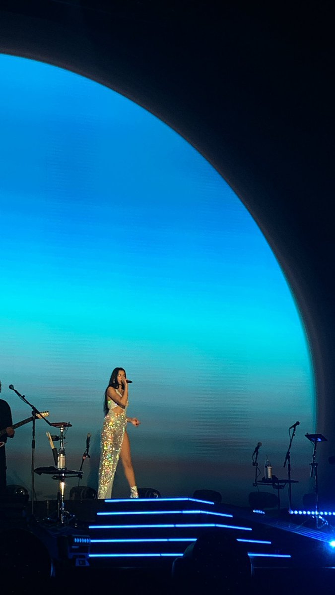 ilovedilfs000's tweet photo. voy a literalmente llorar, le podía ver los mismísimos cucos a dua lipa https://t.co/EAEG12ZUag