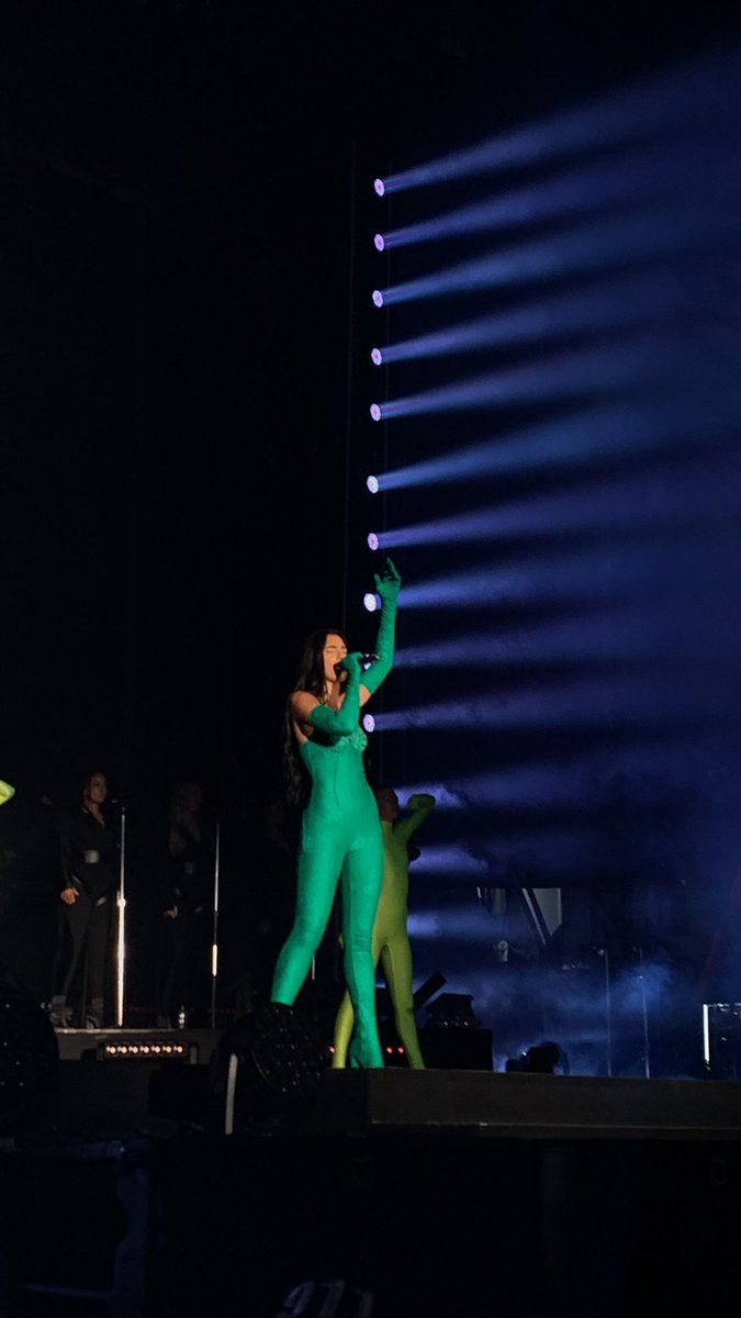 ilovedilfs000's tweet photo. voy a literalmente llorar, le podía ver los mismísimos cucos a dua lipa https://t.co/EAEG12ZUag