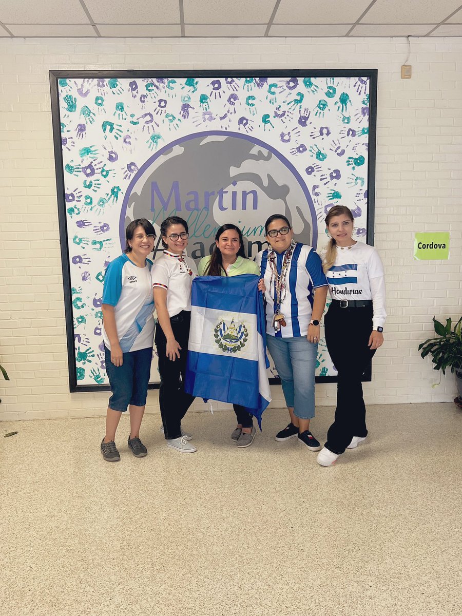KarlaV1721's tweet photo. 🎉🥰So happy to start this year with my new students. 
-International Dot Day. 🔵
-Independence Day in my country.🇭🇳
-Central America together.🤍
#thirdgrade @ParticipateLrng https://t.co/vCpv89Ry4H