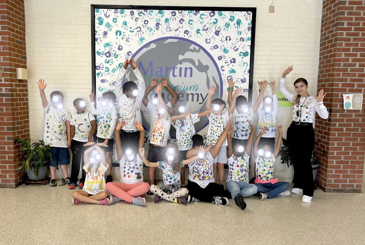 KarlaV1721's tweet photo. 🎉🥰So happy to start this year with my new students. 
-International Dot Day. 🔵
-Independence Day in my country.🇭🇳
-Central America together.🤍
#thirdgrade @ParticipateLrng https://t.co/vCpv89Ry4H