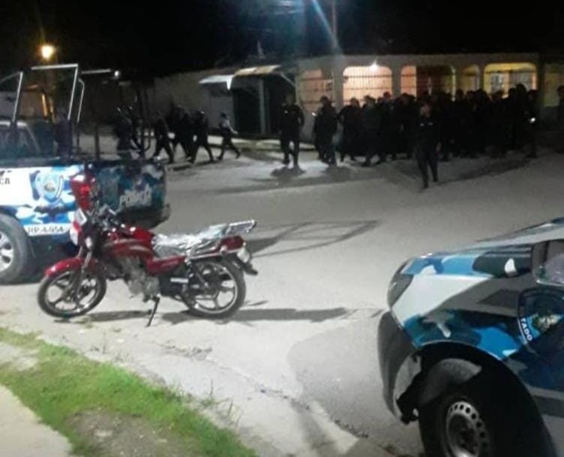 Bandas de «Luis El Feo» y «Los Guaricheros» se unen para enfrentar a la Policía de Carabobo en Las Palmitas   dlvr.it/SYZCz9