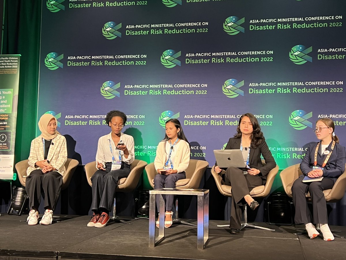 vhalhen123's tweet image. Happening now at M4 at BECC 

We have powerful young girls presenting the Children and Youth Call for Action for the #APMCDRR2022 

“We are your your partners for DRR and not a vulnerable group, do involve us!” Lovelyn, from Philippines @UNMGCY  @UNDRR_AsiaPac @UNDRR @tamobhid