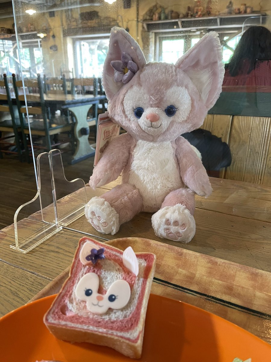 ktrickjp's tweet photo. ミゲルズでランチ！
リーナ・ベルのデリプレートセット
ホイップバターの顔と耳をパンに移植して、二度楽しい！
#リーナベル https://t.co/TQwHEtKJFC