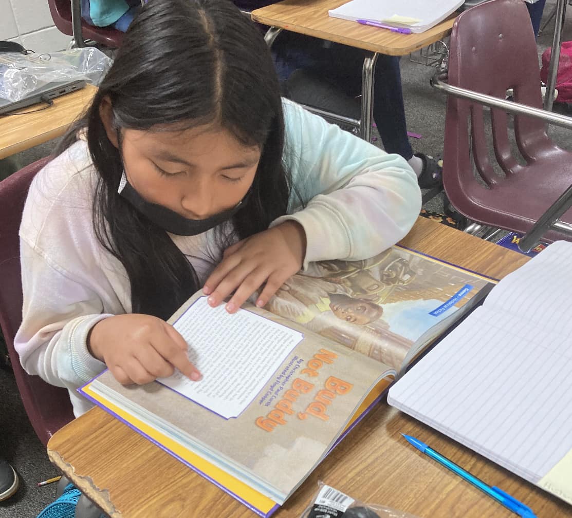 DoolyAcademy's tweet photo. Students in Ms. Smallโs 5th grade ELA class are reading realistic and historical fiction stories and comparing how they are alike and different. #AchievingExcellenceTogether #doolycounty #doolycountyk8 https://t.co/F6JDETqLrK