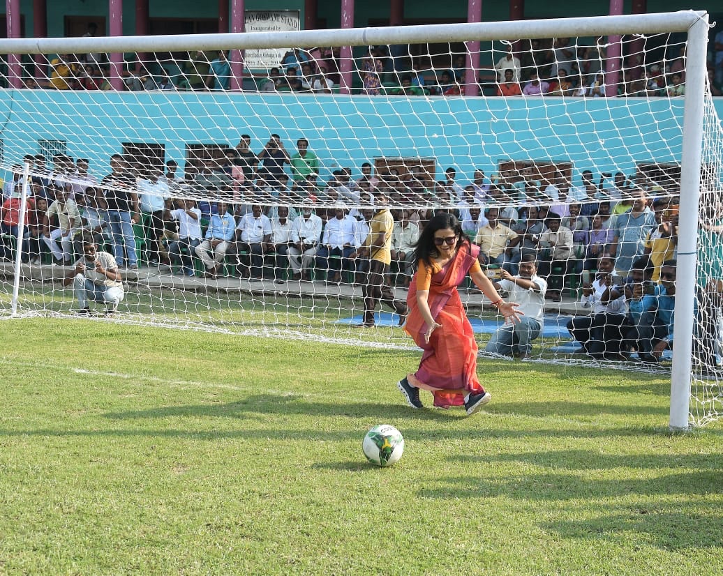 Fun moments from the final of the Krishnanagar MP Cup Tournament 2022.

And yes, I play in a saree.