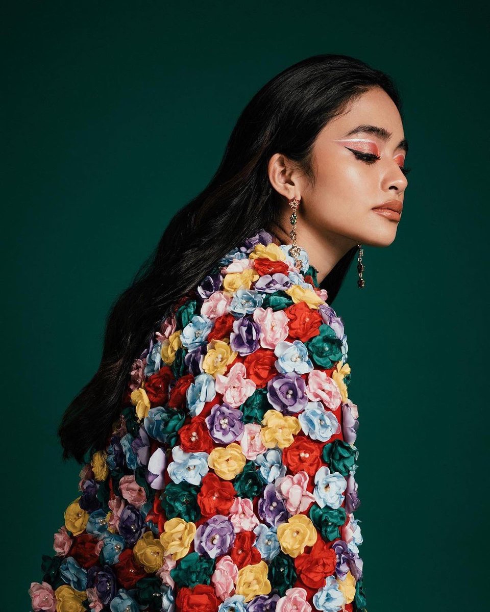 riseartistsph's tweet photo. V is incredibly stunning 😍✨✨ https://t.co/etxj9NO4SD