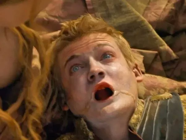Dnisilla23's tweet photo. Los #Joffrey en el mundo de #GRM no tienen un final feliz 🤣🤣 #HouseTargaryen #HouseOfTheDragonEp5 #HouseOfTheDragon #LaCasadelDragón #HouseOfTheDragonHBO https://t.co/uLhewazLew