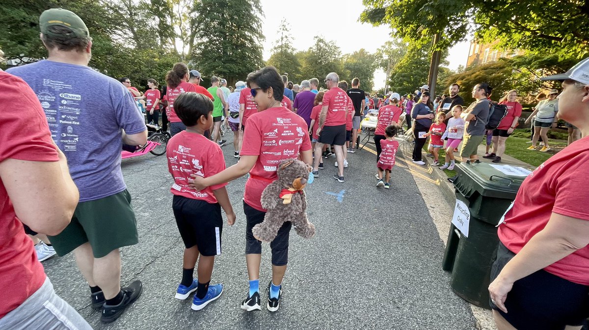 anu2000m's tweet photo. Fun start to a packed Sunday! Morning run with smiling faces, cheering neighbors, great vibes! I must confess this is the first time I’ve done 5k with a bear 😁
📸@RupesDalai
#FCEFRunfortheSchools #ThirdGrader #SundayFunday #SundayMotivation #Revitalized https://t.co/tNa3deMdW9