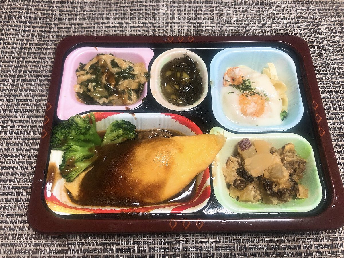 mugimarum's tweet photo. 食宅便の『オムハヤシ』

これかなり良い！
デミグラスソースがかかったオムレツで中はチーズたっぷり。

食宅便は副菜が多くてたくさんの食材が使われているから健康的！
一人暮らしの強い味方です。

#食宅便
#宅配弁当 https://t.co/jNOsbhKrWt