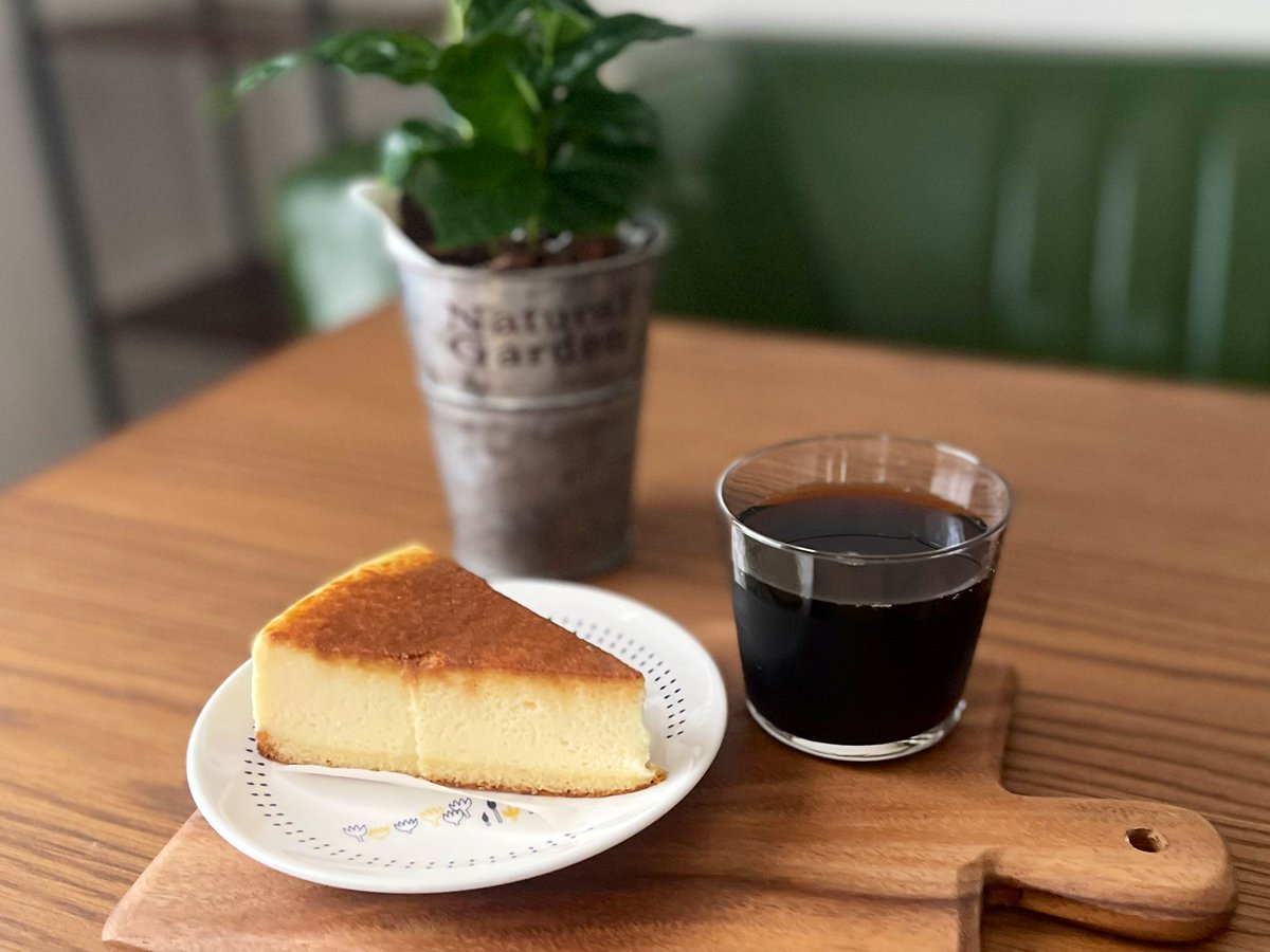 mika_kdc's tweet photo. 今日の ＃お弁当
 ﾒｲﾝは厚揚げのﾁｰｽﾞ焼き

休日は、おうちcafeしたり
お花を見に行ってﾘﾌﾚｯｼｭ🌼❤️
Twitter全然ﾁｪｯｸしてなかった🙏💦

午後も頑張りましょう🙌🏻
（台風が心配ですが通常営業中🚗）

#お弁当記録 
#おうちカフェ 
#コーヒーのある暮らし https://t.co/6rB7TG48xD