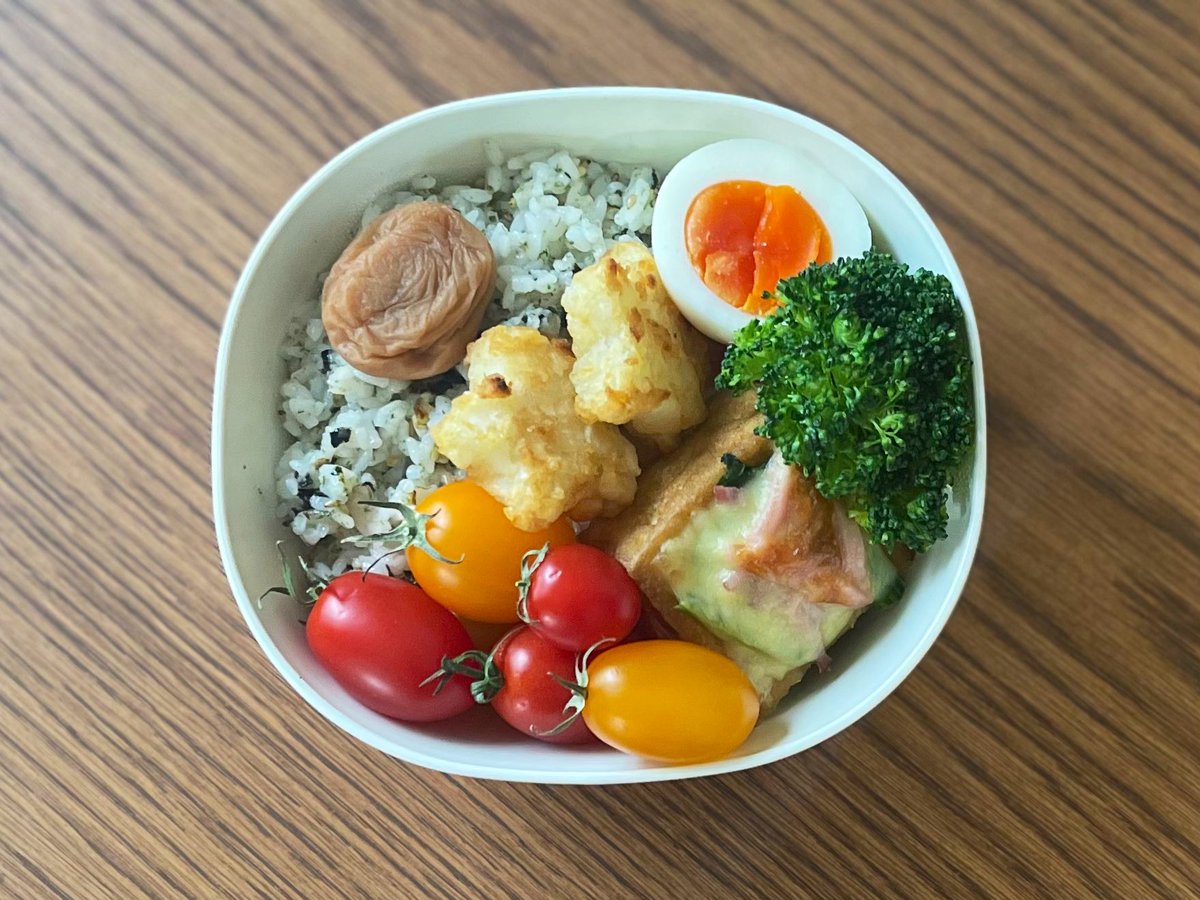 mika_kdc's tweet photo. 今日の ＃お弁当
 ﾒｲﾝは厚揚げのﾁｰｽﾞ焼き

休日は、おうちcafeしたり
お花を見に行ってﾘﾌﾚｯｼｭ🌼❤️
Twitter全然ﾁｪｯｸしてなかった🙏💦

午後も頑張りましょう🙌🏻
（台風が心配ですが通常営業中🚗）

#お弁当記録 
#おうちカフェ 
#コーヒーのある暮らし https://t.co/6rB7TG48xD