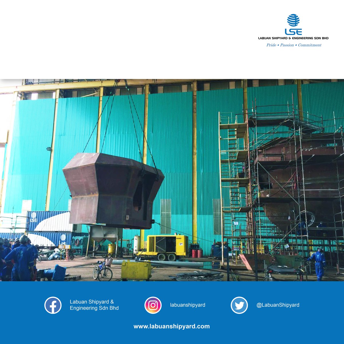 LabuanShipyard's tweet photo. 𝐍𝐄𝐖-𝐁𝐔𝐈𝐋𝐓 𝐀𝐑𝟑𝟔𝟎𝐓 𝐏𝐑𝐎𝐉𝐄𝐂𝐓 𝐔𝐏𝐃𝐀𝐓𝐄:
14 Sept 2022 - The final block for the 24-metre all-rounder 360 tug boat (AR360T) was finally installed to the new-built’s hull structure.
More info: https://t.co/WltKLtdI0Z
#labuanshipyard #shipbuilding #tugboat https://t.co/4acX7KCiBS