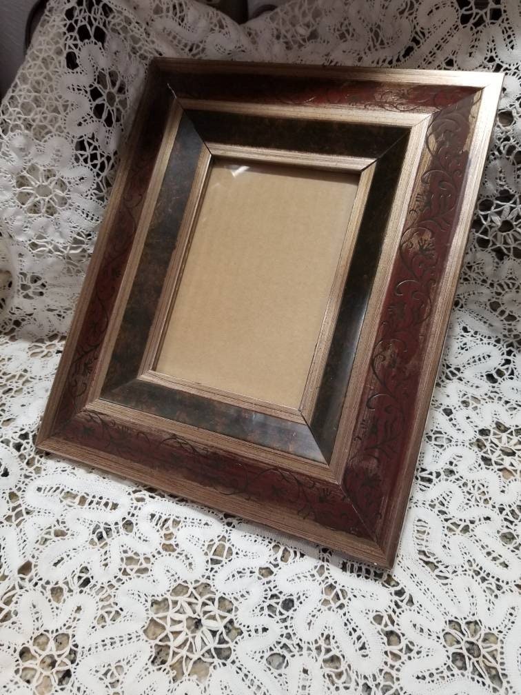 80014au's tweet photo. Vintage Wood Frame In Burgundy And Bronze
#vintage #frame #frames #photoframe #photoframes #retrophotoframe #vintageframe #woodframe #thriftstore #fleamarket #decorstore #decorsale #decorstores #thriftstores https://t.co/FSJDgugsYu https://t.co/ys4ZckQnE3