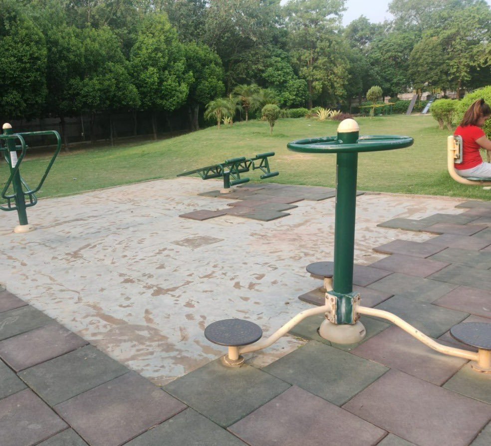 noida_authority's tweet photo. हरित व सुन्दर नौएडा के लिए सदैव प्रतिबद्ध प्राधिकरण। प्राधिकरण द्वारा संपूर्ण नौएडा क्षेत्र के समस्त पार्कों में मेंटिनेंस से सम्बंधित कार्य विधिवत कराये जा रहे हैं। इस कड़ी में मेघदूतम पार्क को हरित व स्वच्छ बनाने के प्रति कार्यरत प्राधिकरण कर्मी।
#NoidaAtWork https://t.co/Ce6qYqe1pT