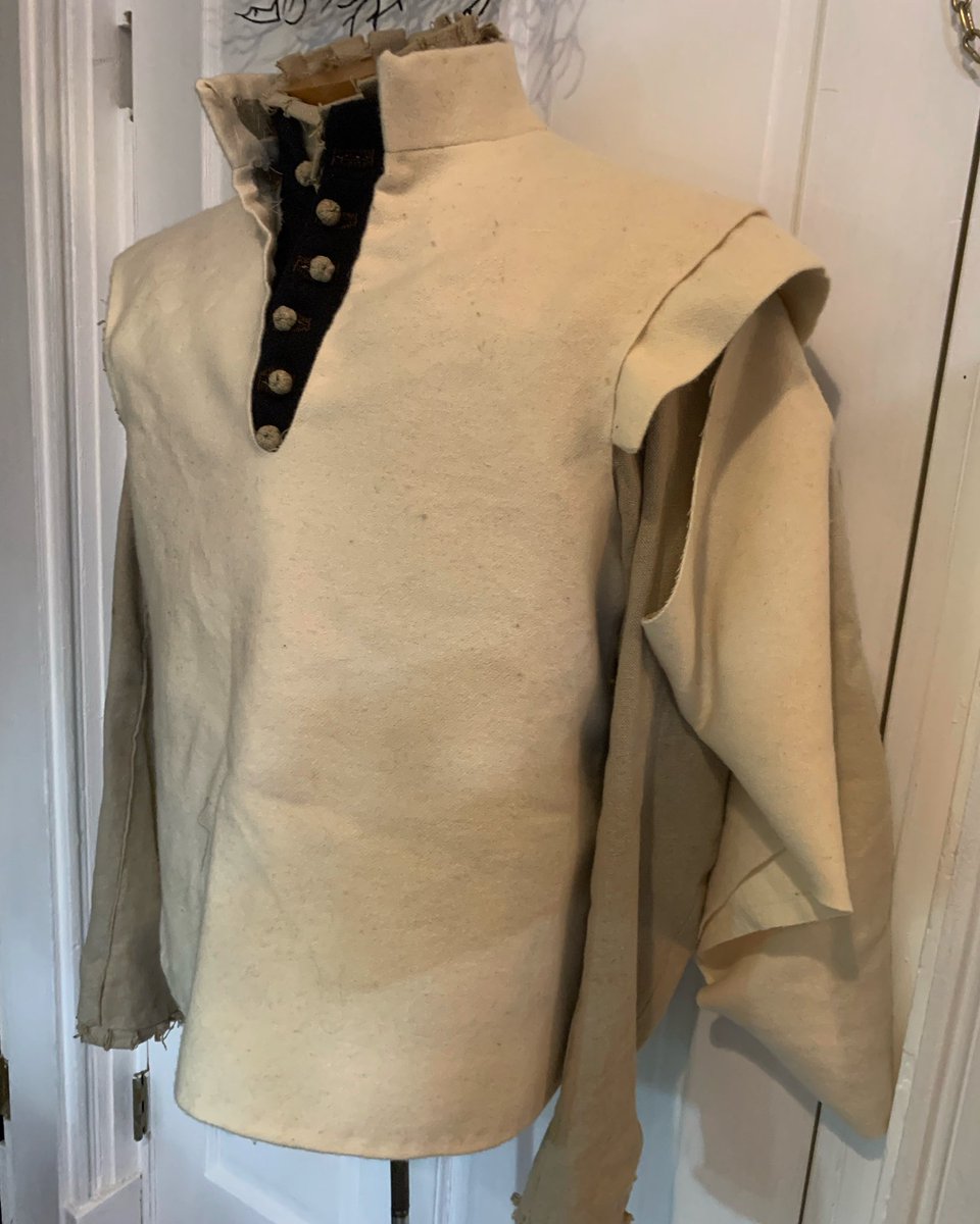 toadspool's tweet image. Next project, early 17th century mandilion.
A type of over garment that opened on the sides, often defined by its loose fit.