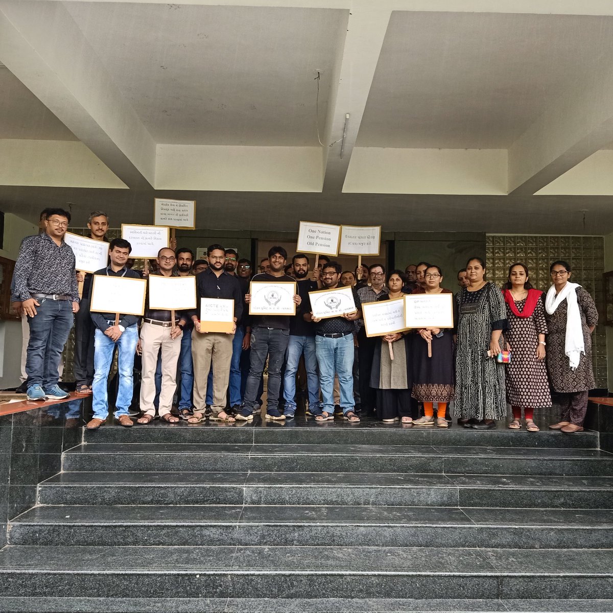 rvpchem2211's tweet photo. @Bhupendrapbjp @jitu_vaghani ji,
@gecteaching, @pamgujarat અને અન્ય @NOPRUF_SURAT કર્મચારીઓ પોતાના #padtarprashno રજુ એટલે કરે છે કે આપ સક્ષમ છો.

વ્યક્તિ કે સત્તા જ્યારે સક્ષમતા નો ભાવાર્થ ભૂલે ત્યારે કર્ણની જેમ ધરાશાય થાય છે. સમજે તો અર્જુન ની જેમ અજય રહે છે... https://t.co/0wXOunvYnC