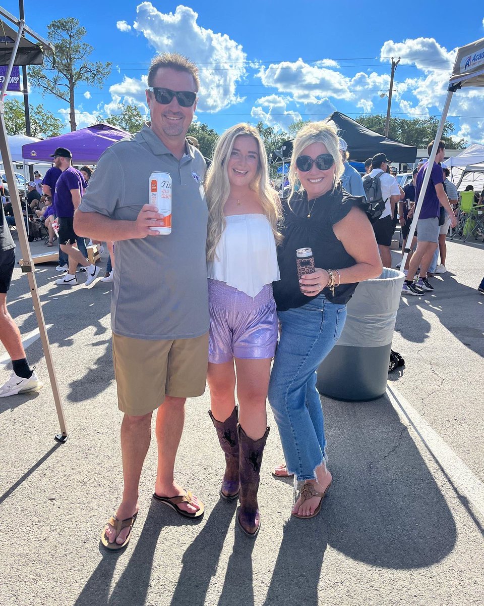 adelmans4's tweet photo. Our Last Family Weekend ending with a Texans Win! 👏🏼💜🏈 @TarletonState @kennedyadelman_ @ShandyMan33 https://t.co/kz3YFOl1bN