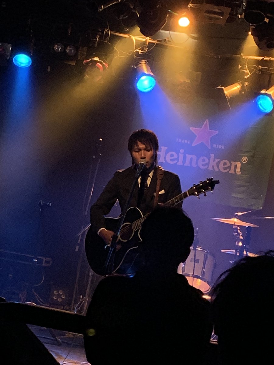 karashi_1125's tweet photo. 【SHIBUYA COMPLEX#15 DAY１③】

「YAS33」はもう、渋谷GUILTYの夏FESや年末FESでは必ず会っている気がするんだけど、
相変わらずYAS33というジャンルを確立している人だなぁと思ってます(*´ｗ｀)

ギターと歌だけで重厚な音を出しちゃうすごい人。

#YAS33
#SC15 https://t.co/PwgthNseQw